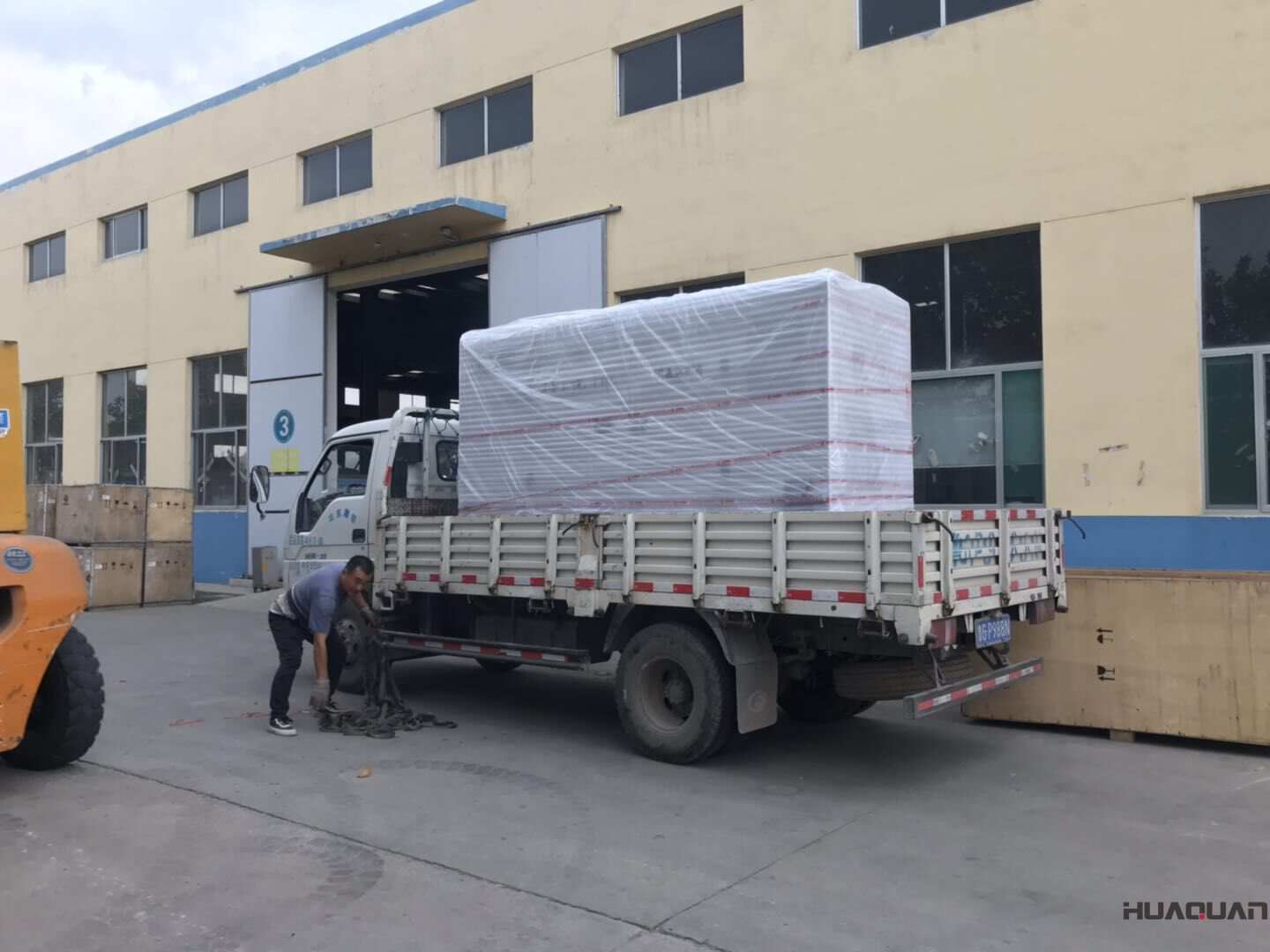 一臺(tái)200kw移動(dòng)靜音拖車柴油發(fā)電機(jī)組于10月23日從華全動(dòng)力順利發(fā)往河北