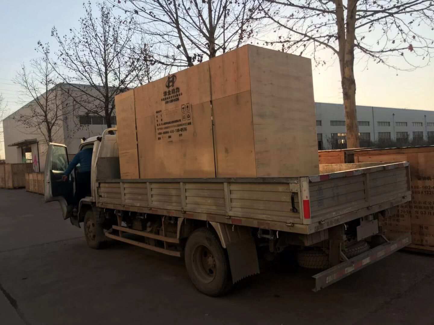  近北方地區(qū)用電量大幅度上升，這不華全動力一臺600kw靜音型柴油發(fā)電機組已于12月21日順利發(fā)往北京