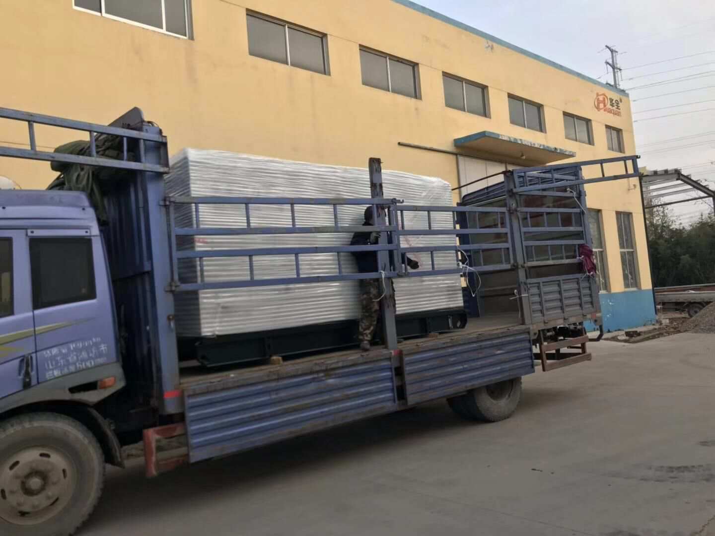 12月24日，天津劉先生從華全動力采購的一臺256kw防雨棚柴油發電機組順利發往目的地